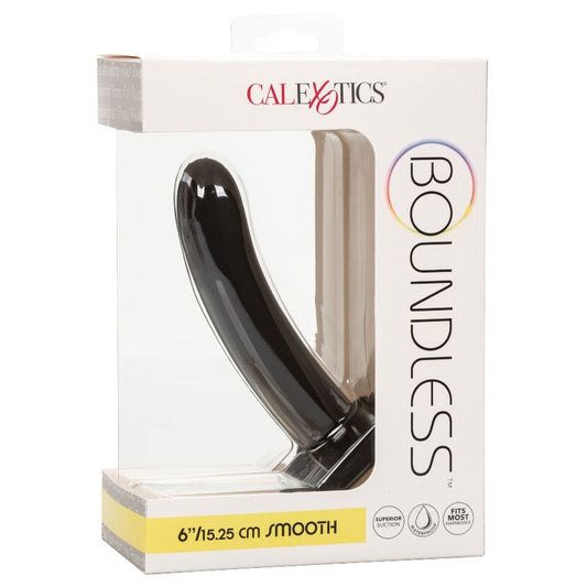 Dildo CALEXOTICS Boundless di 15,25 cm, compatibile con limbracatura, superficie liscia e dettagli realistici.