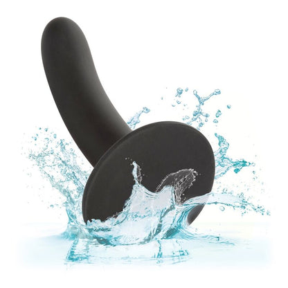 Dildo Boundless CALEXOTICS da 15,25 cm, compatibile con limbracatura, con superficie liscia, in dettaglio.