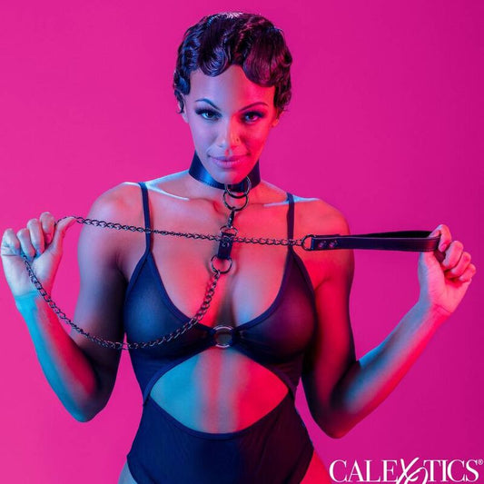 Collare e guinzaglio a catena CALEXOTICS EUPHORIA, accessorio per giochi di ruolo e BDSM, in metallo lucido e resistente.