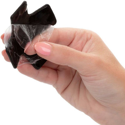 Anello a O nero CALEXOTICS EUPHORIA, in gomma, con dettagli decorativi, posizionato su una superficie scura.