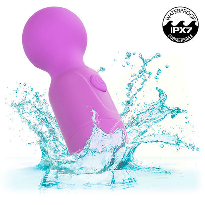 Massaggiatore ricaricabile CALEXOTICS First Time con 10 vibrazioni, colore viola, dettaglio del dispositivo per il benessere.