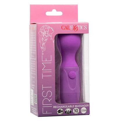 Massaggiatore ricaricabile Calexotics First Time con 10 vibrazioni, colore viola, in uso su pelle.