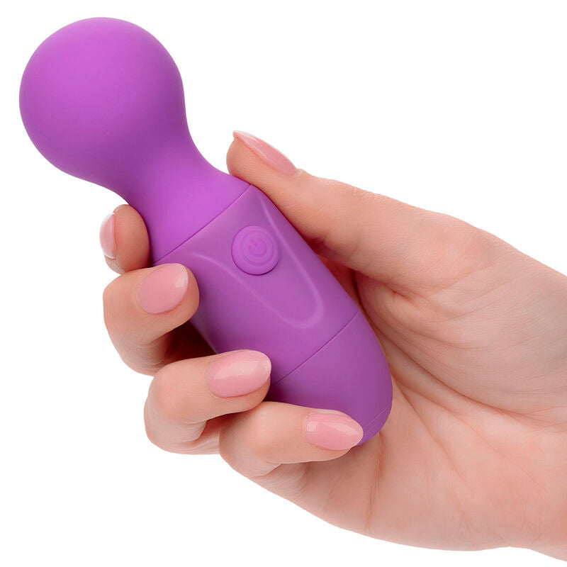 Massaggiatore ricaricabile CALEXOTICS First Time con 10 vibrazioni, colore viola, visibile nel primo piano dell'immagine.