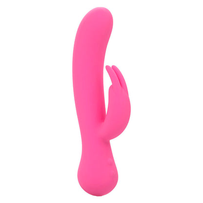 Vibratore coniglio rosa ricaricabile CALEXOTICS FIRST TIME, design ergonomico e dettagli realistici, immagine del prodotto.
