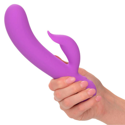 Vibratore ricaricabile CALEXOTICS FIRST TIME PLEASER di colore viola, con design ergonomico e superfici lisce per piacere.