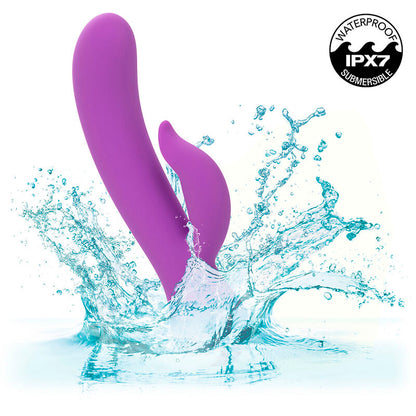 Vibratore ricaricabile CALEXOTICS FIRST TIME PLEASER di colore viola, con superficie liscia e design ergonomico.