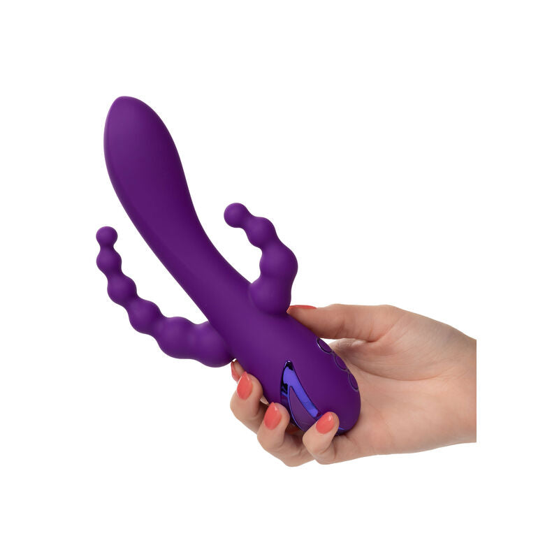 Calexotics Long Beach Bootylicious Viola, vibratore rosa viola con design ergonomico e stimolante, visibile in primo piano.