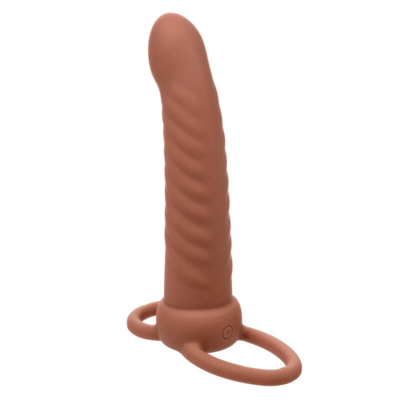 Calexotics Maxx Ribbed Dual Penetrator marrone con 10 vibrazioni, design con superficie ribridata e doppio stimolante.