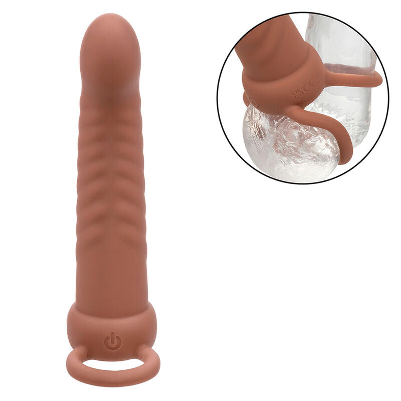 Penetratore doppio marrone CALEXOTICS MAXX RIBBED con 10 vibrazioni, design testurizzato e doppia stimolazione.