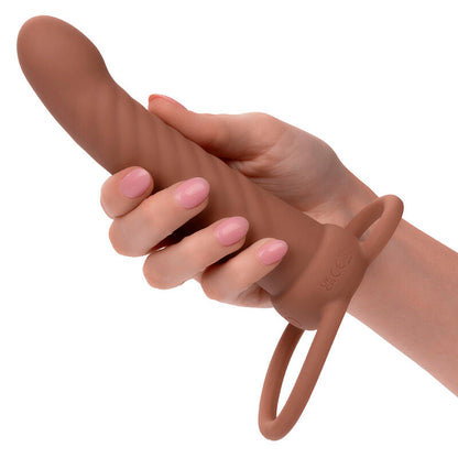 Calexotics MAXX RIBBED Dual Penetrator marrone con 10 vibrazioni, design strutturato e stimolante, immagine del prodotto su sfondo neutro