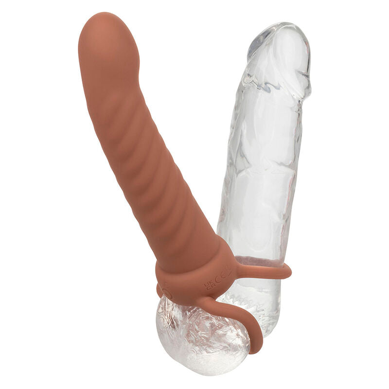 Penetratore doppio marrone Calexotics Maxx Ribbed con 10 modalità di vibrazione, design ergonomico e rilassante.
