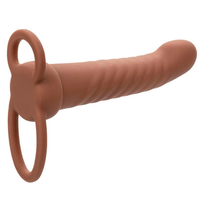 Calexotics Maxx ribbed dual penetrator marrone con 10 modalità di vibrazione, design realistico e textured per massima stimolazione.