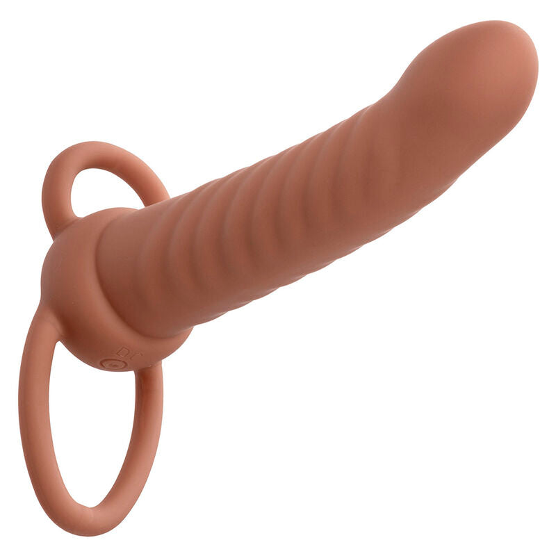 Calexotics Maxx Ribbed Dual Penetrator in marrone con 10 vibrazioni, prodotto per il piacere e la stimolazione doppia.
