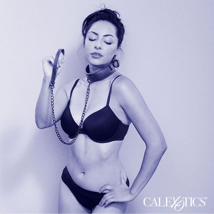 Collare e guinzaglio in pelle nero CALEXOTICS Nocturnal, regolabili, perfetti per il bondage e il gioco BDSM.
