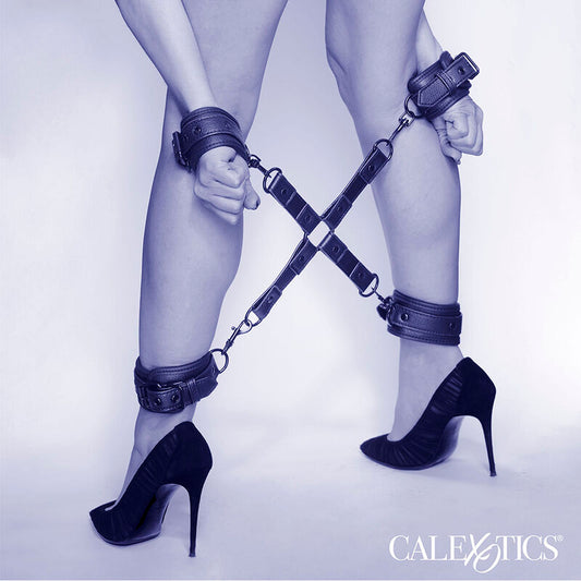 Calexotics Nocturnal connettore Hog Tie in cuoio nero regolabile, con fibbie e anelli metallici, per giochi BDSM e bondage.