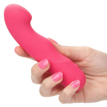 Calexotics Pixies Curvy Rosa, sex toy rosa con design curvy e dettagli realistici, ideale per stimolazione e piacere.