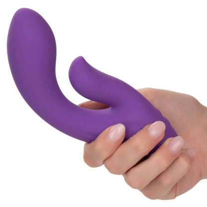Calexotics Stella Dual Pleaser Viola, giocattolo sessuale con design in viola, dettagli realistici e stimolazione duale.