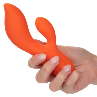 Calexotics Stella Dual Teaser arancione con design ergonomico e dettagli vibranti, ideale per il piacere e il comfort.