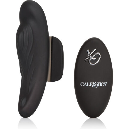 Dispositivo di controllo remoto CALEXOTICS XO Lock N Play Panty Teaser indossato, con design elegante e funzionamento wireless.