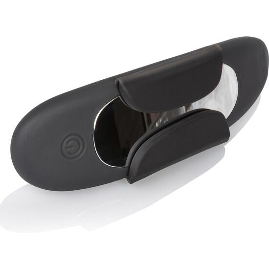 Dispositivo CALEXOTICS XO Remote Lock N Play Panty Teaser indossato con telecomando, design elegante e compatto.