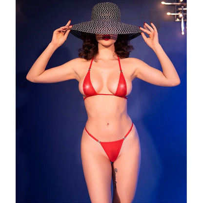 Bikini micro rosso CHILIROSE CR 4840, top e slip in taglia S/M, con dettagli sexy e tessuto elastico, indossato in estate