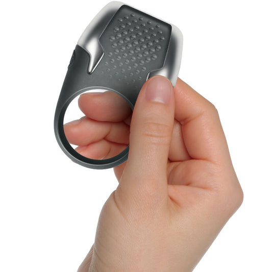 Anello vibrante per il pene CLIMAXIMUM TYRO con luci LED, realizzato in silicone nero, mostrato in primo piano.