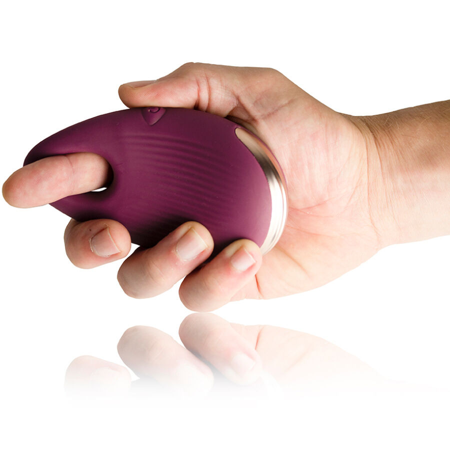 Vibratore coassiale per dita Climaximum, dispositivo di stimolazione portatile e ergonomico, in uso sulle dita.