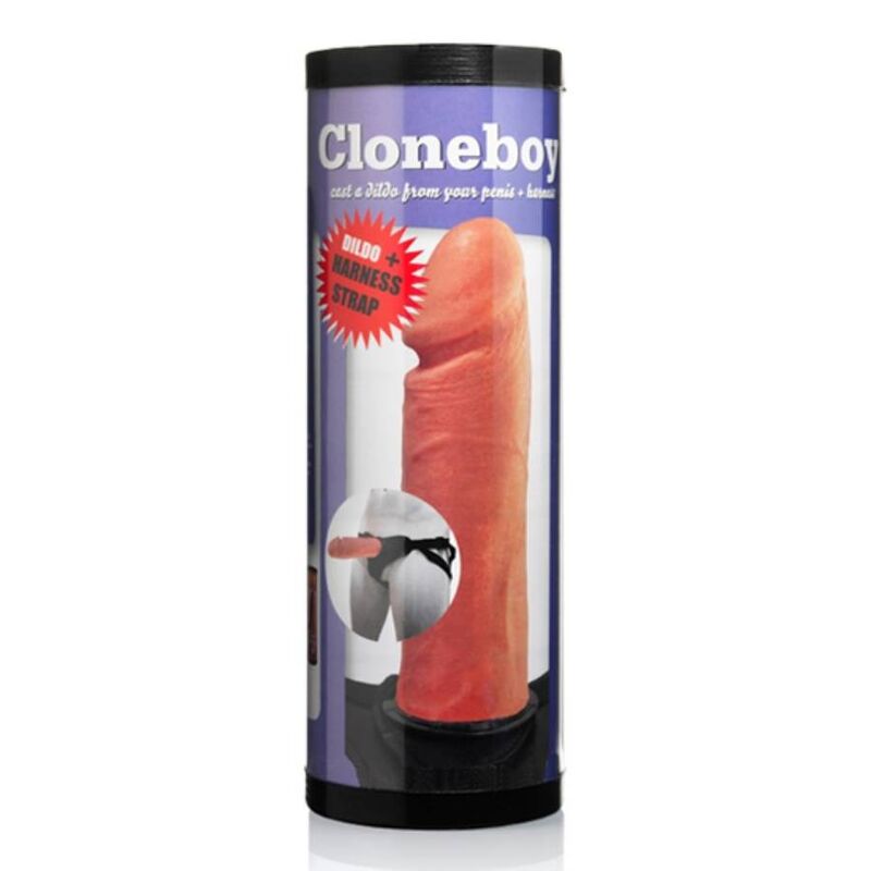 Dildo e cinturino CLONEBOY, dispositivo di gioco erotico con design realistico e cinturino regolabile, in dettaglio.