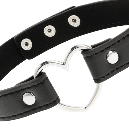 Collana in pelle vegana COQUETTE CHIC DESIRE con cuore, accessorio elegante donna, dettagli visibili in immagine.