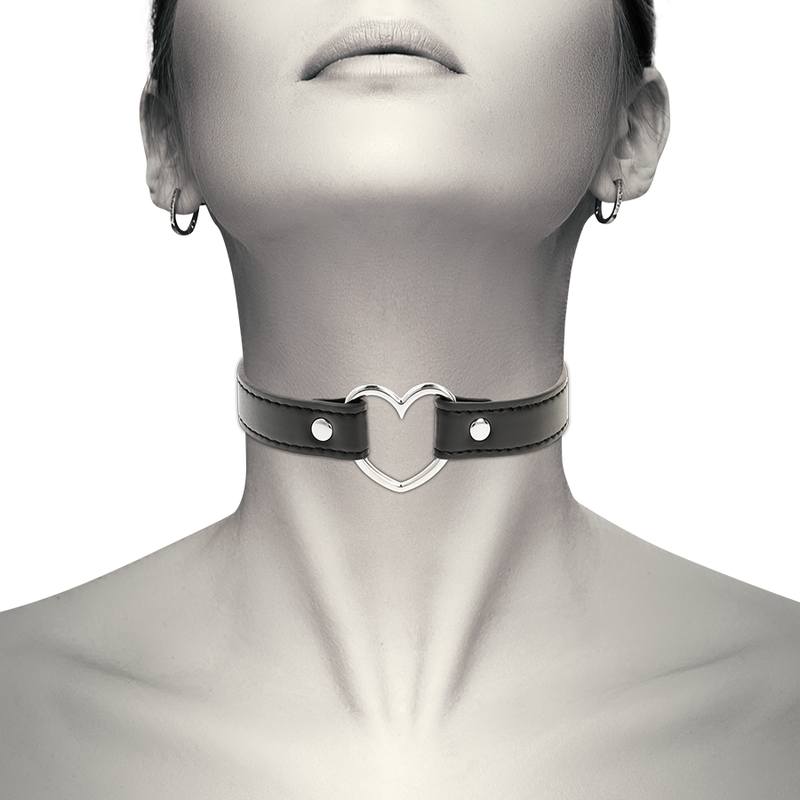 Collana in pelle vegana COQUETTE CHIC DESIRE con cuore, accessorio donna elegante e alla moda.