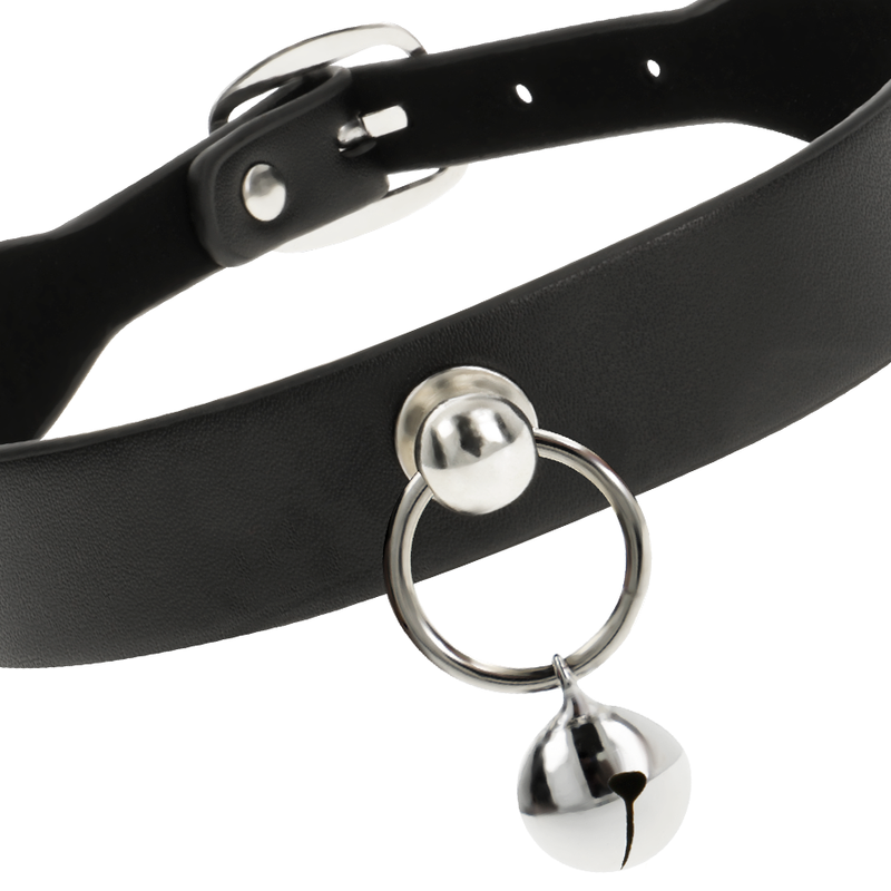 Collana in pelle vegana Coquette Chic Desire con pendente a sonaglio e cerchio, accessorio donna elegante e moderno.