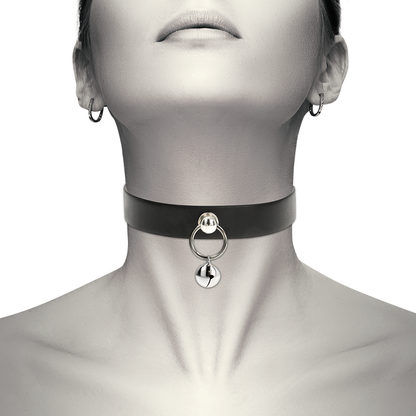 Collana in pelle vegana Coquette Chic Desire con pendente a cerchio e sonaglio, accessorio donna elegante e alla moda