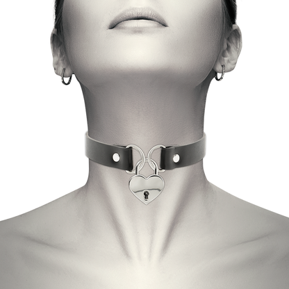 Collana in pelle vegana Coquette Accessories con charm a cuore e chiave, elegante accessorio moda femminile