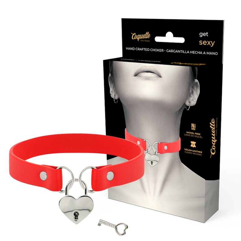 Collana in pelle vegana rossa Coquette Chic Desire con cuore e chiave, accessorio elegante e originale, dettaglio visibile.