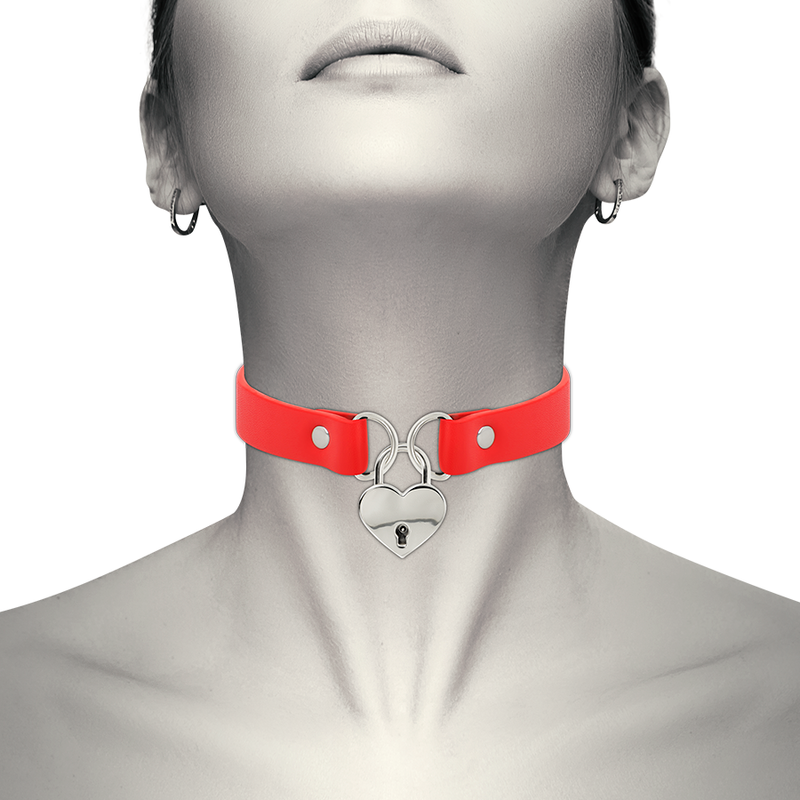 Collana Coquette Chic Desire in pelle vegana rossa con cuore e chiave, accessorio elegante e alla moda.