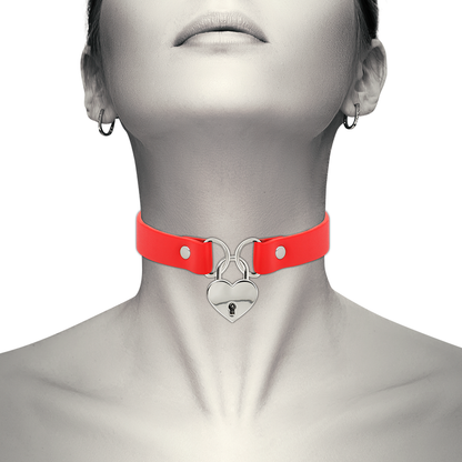 Collana Coquette Chic Desire in pelle vegana rossa con cuore e chiave, accessorio elegante e alla moda.