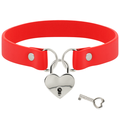 Collana in pelle vegana rossa COQUETTE ACCESSORIES con pendente cuore e chiave, stile elegante e moderno.