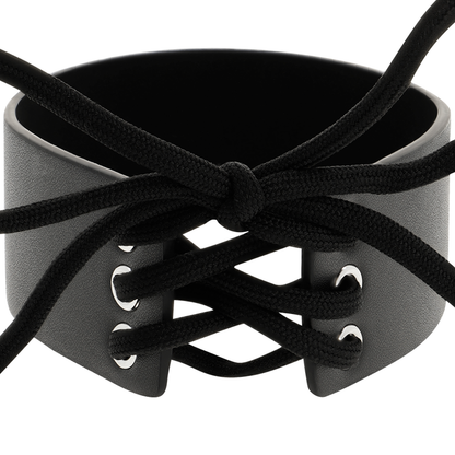 Girocollo in pelle vegana Coquette Chic Desire, accessorio moda elegante e versatile, mostrato in primo piano.