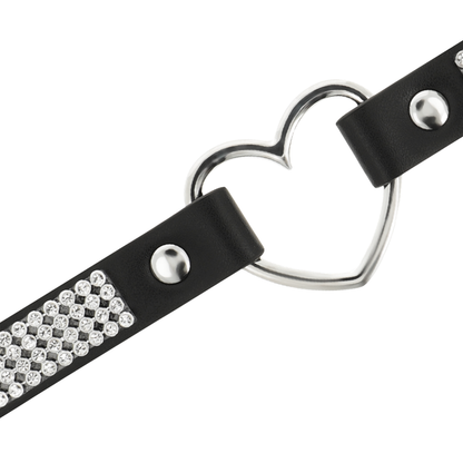 Girocollo in pelle vegana con cuore dorato, collana chic Coquette Accessories, stile elegante e femminile.