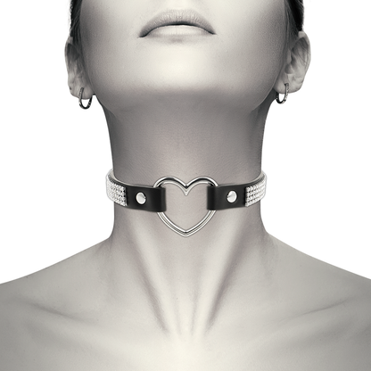 Girocollo in pelle vegana con cuore, accessorio chic della linea Coquette Desire di Coquette Accessories, elegante e versatile.