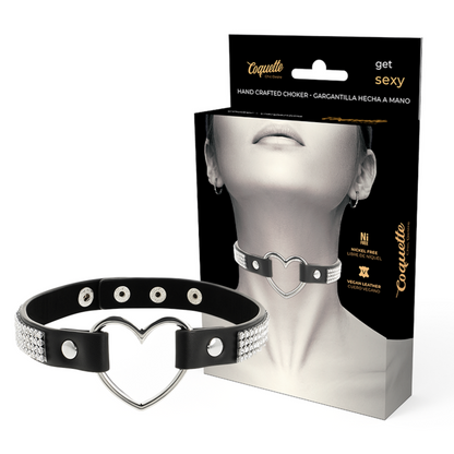 Girocollo in pelle vegana con cuore, collana chic Coquette Desire, accessori moda elegante e femminile.