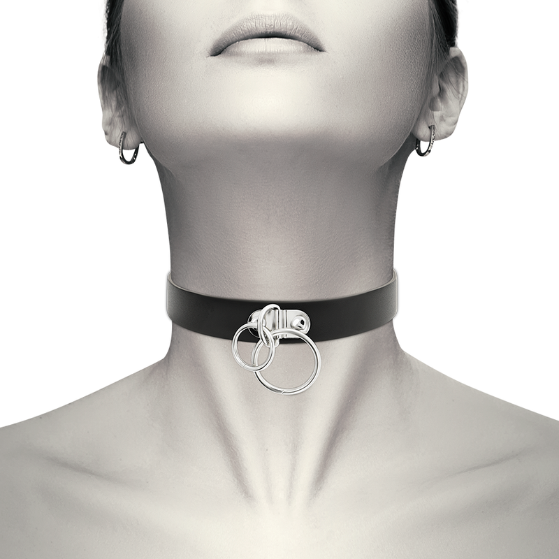 Girocollo in pelle vegana con doppio anello firmato Coquette Accessories, accessorio elegante e moderno.