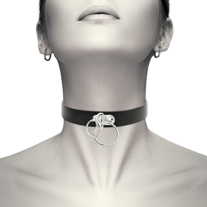 Girocollo in pelle vegana con doppio anello firmato Coquette Accessories, accessorio elegante e moderno.