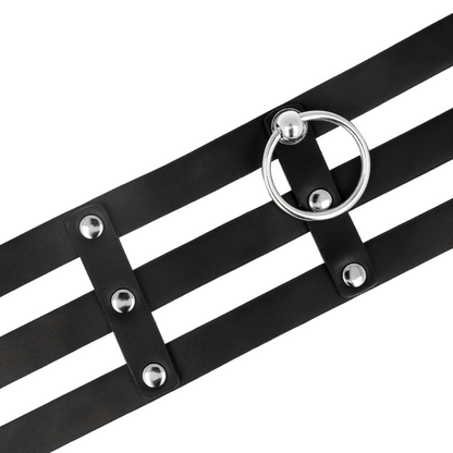 Girocollo in pelle vegano stile fetish di Coquette Accessories, accessorio chic e audace per look alternativi.