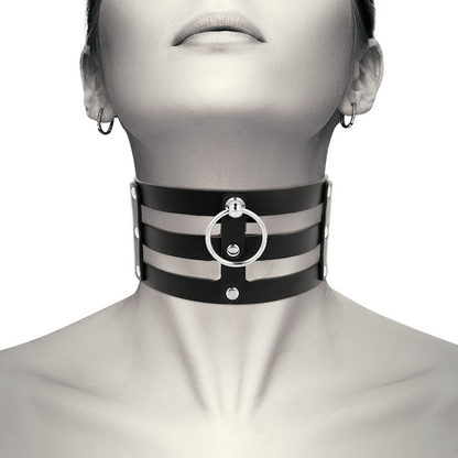Girocollo in pelle vegano stile fetish di COQUETTE ACCESSORIES, accessorio chic e audace per look alternative.