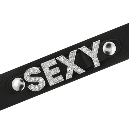 Collana girocollo sexy in pelle vegana di Coquette Accessories, stile elegante e moderno per look femminili sofisticati.