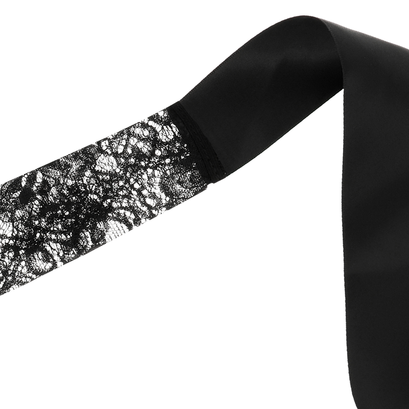 Maschera in pizzo nero con nastro della linea Coquette Chic Desire, accessorio elegante e sofisticato.