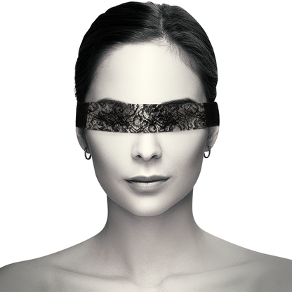 Maschera in pizzo nero con nastro, elegante accessorio Coquette Accessories per look sofisticato e misterioso.