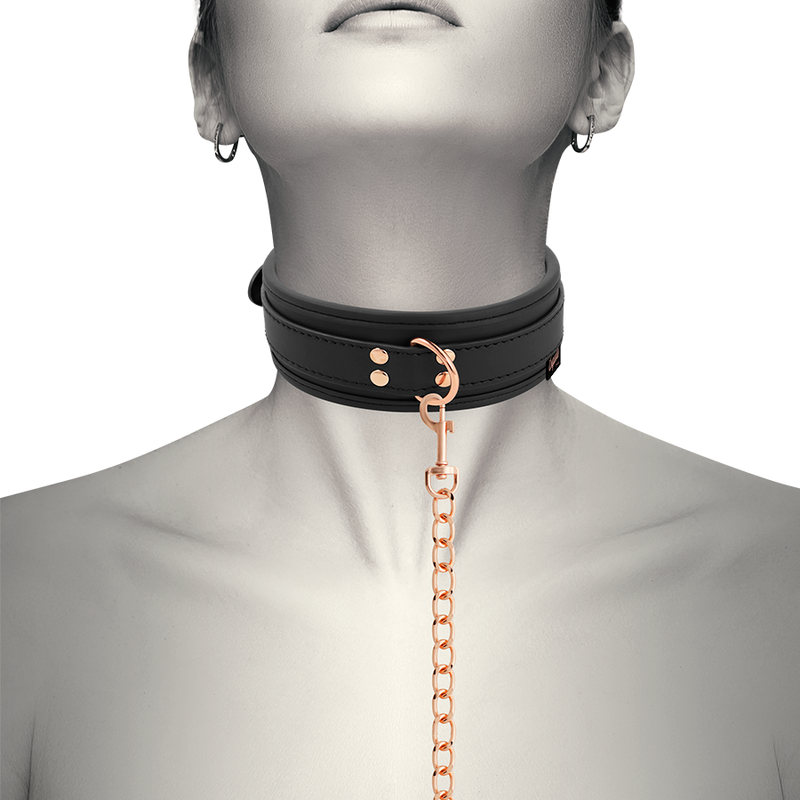 Collana in pelle fantasia vegana Coquette Fantasy con cinturino e fodera in neoprene, stile chic ed elegante.