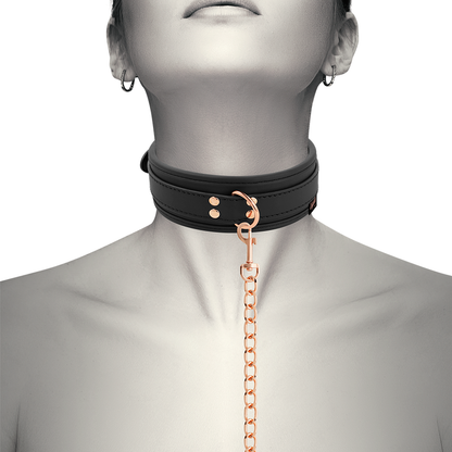 Collana in pelle fantasia vegana Coquette Fantasy con cinturino e fodera in neoprene, stile chic ed elegante.